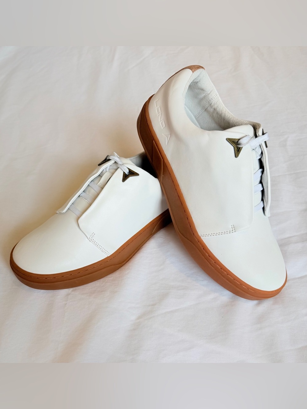 LØND A White Leather Sneakers Gum Sole | Minimal Luxury Casual Shoes Size 8